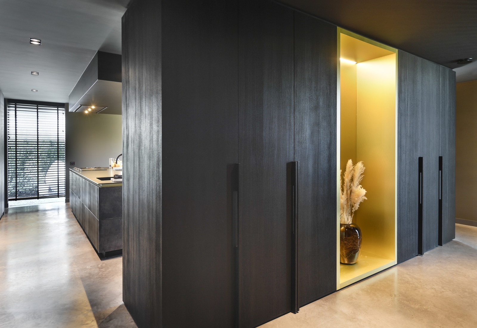Exclusieve kast op maat met gouden nis