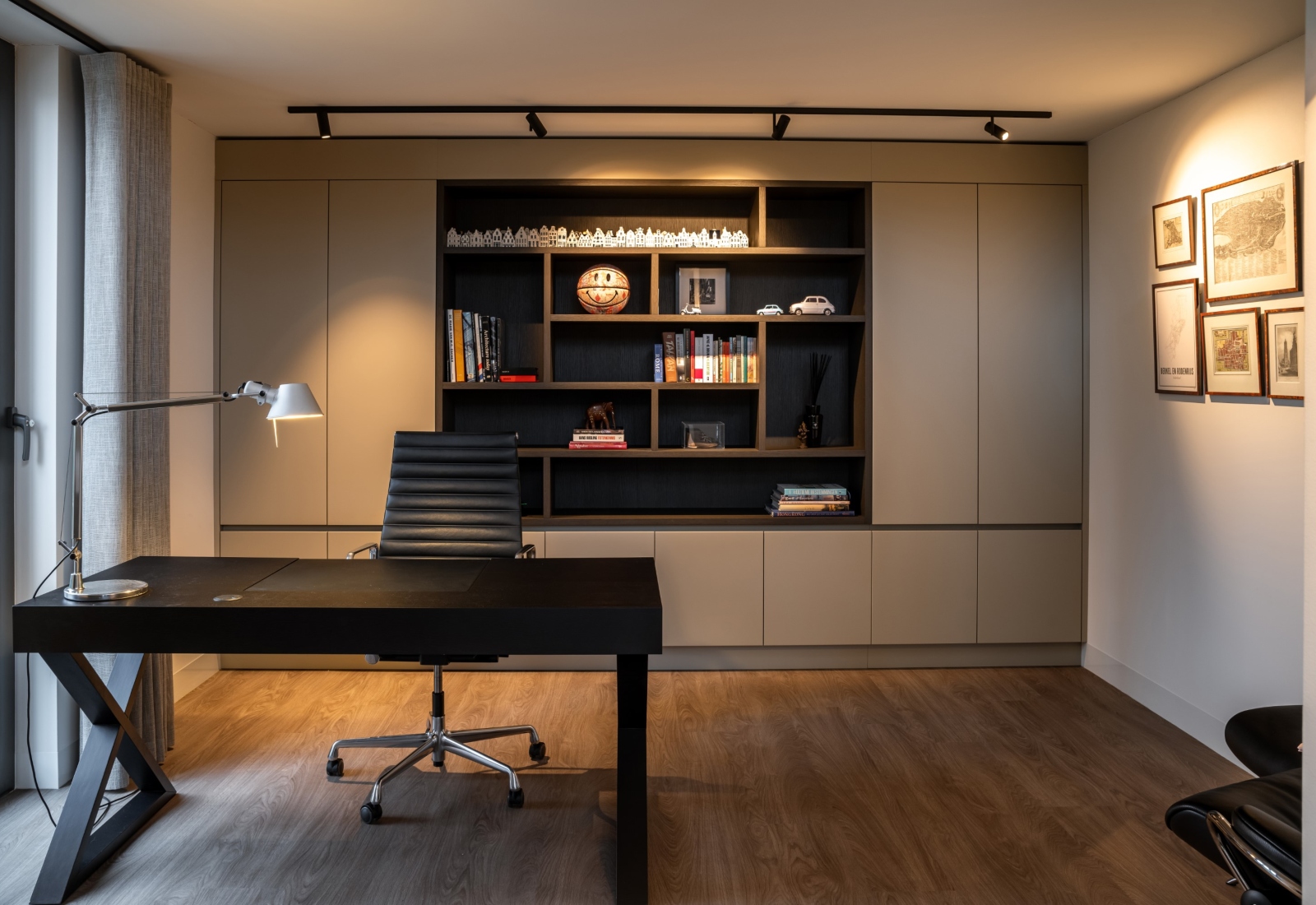 Home office met maatwerk kastenwand
