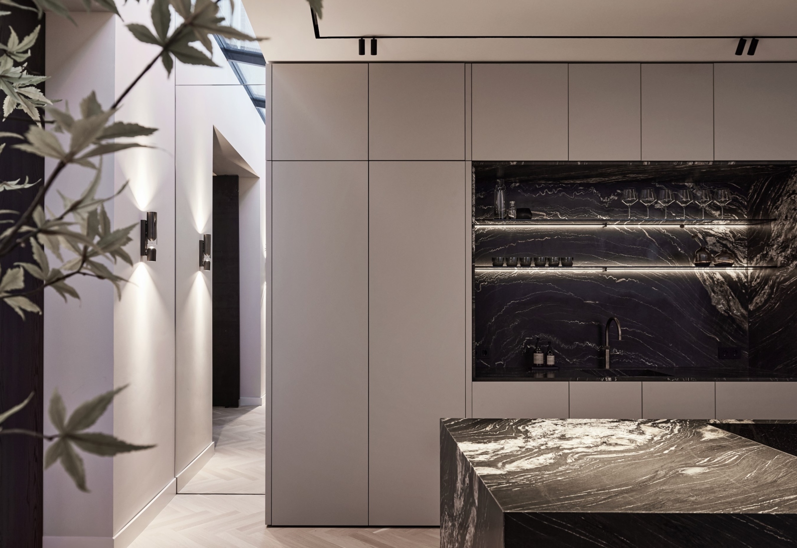 Moderne keuken, maatwerk keuken, op maat gemaakte keuken, kookeiland, marmeren keukenblad, kastenwand, keuken, strakk interieurbouw, luxe keuken, Refined Luxury