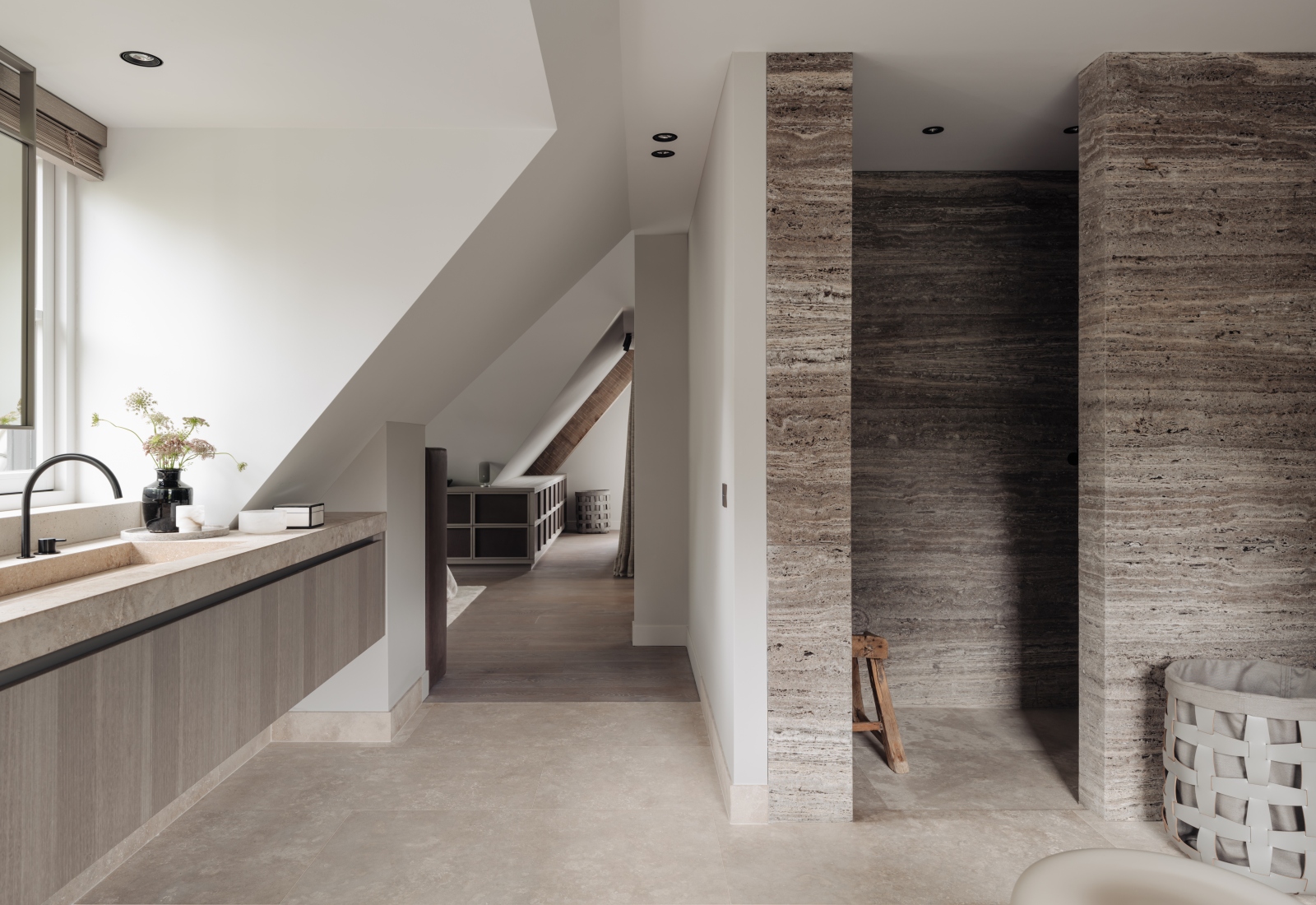 Luxe badkamer met inloopdouche, travertin en koto tay hout