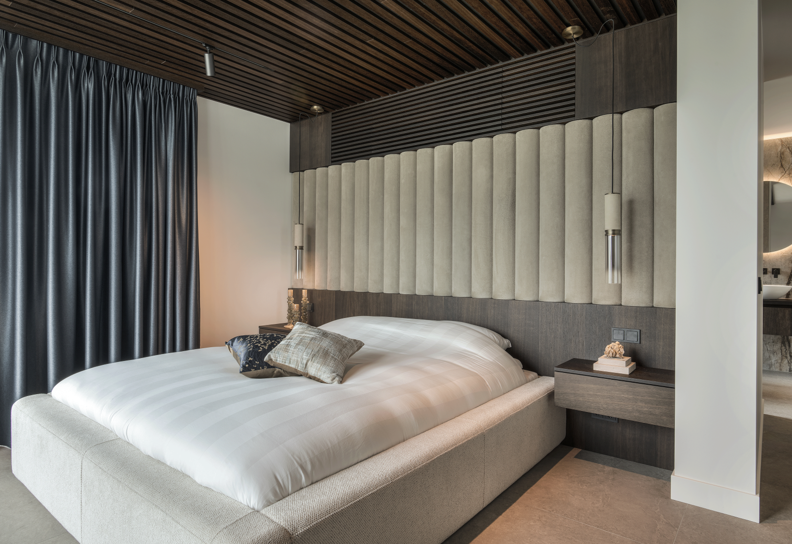 luxe slaapkamer, hotel chique, hoofdbord, nachtkastjes