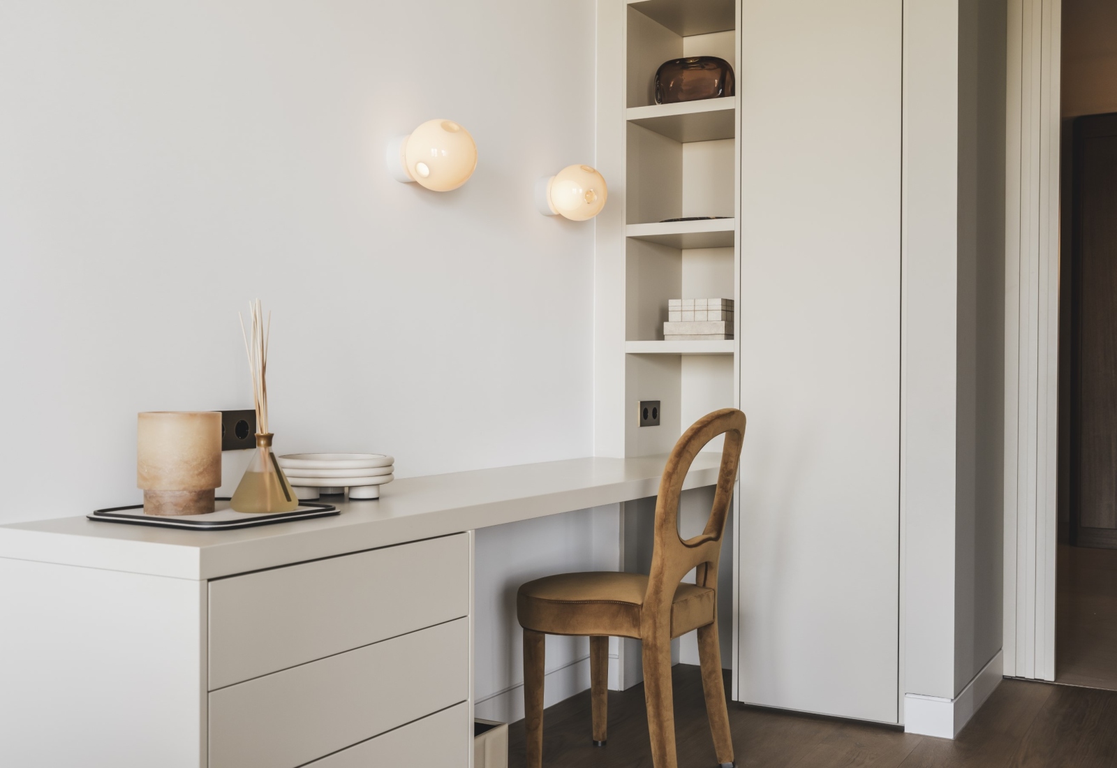Kast op maat, wit maatwerk bureau met kast op maat