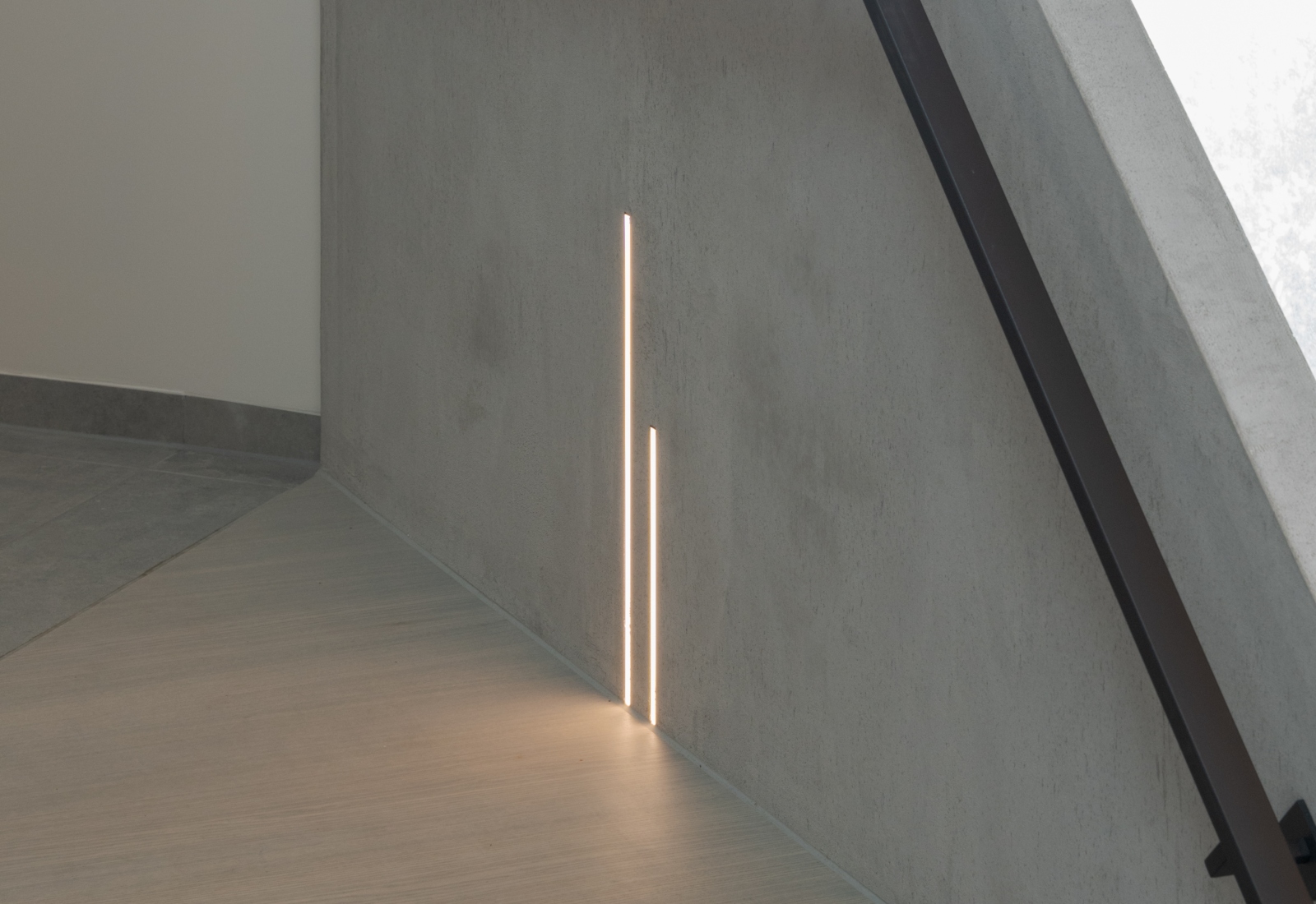 LED-strip verwerkt in een binnentrap op maat door Strakk Interieurbouw 