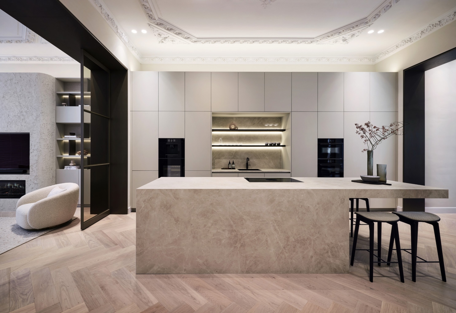 Luxe keuken in beige tinten door Strakk Interieurbouw