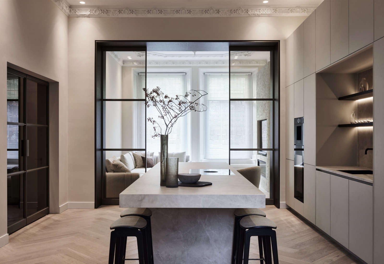 Moderne keuken, luxe keuken, exclusieve keuken, beige tinten, marmeren kookeiland, keukenkast, maatwerk keuken, keuken op maat