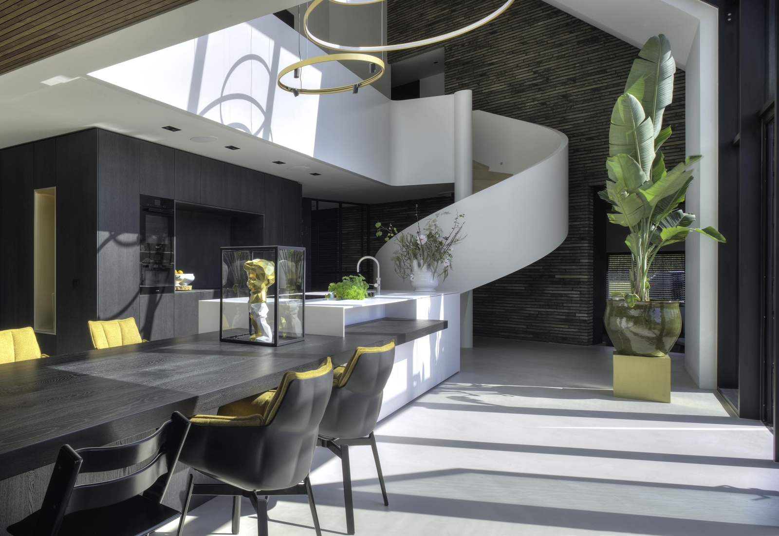 Luxe maatwerk wenteltrap in de woonkeuken