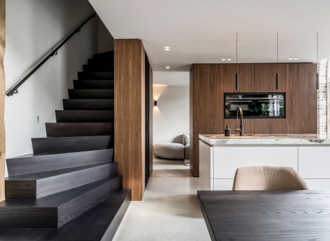 Luxe trap, maatwerk trap, trap op maat, houten trap, strakk interieurbouw 
