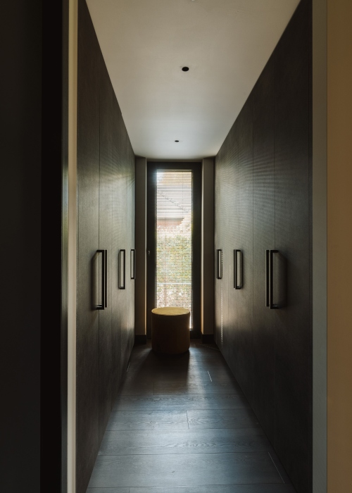 Inloopkast met leren bekleding, walk in closet, strakk interieurbouw