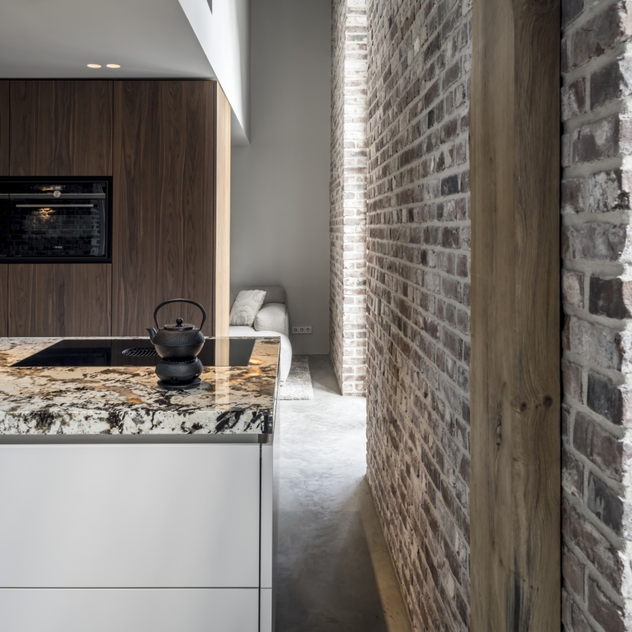 Moderne keuken, strakk interieurbouw, houten kastenwand, kookeiland, luxe keuken, exclusieve keuken
