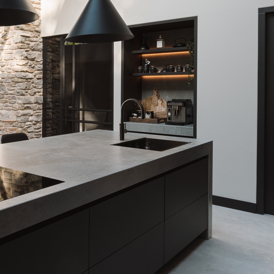 Keuken, kookeiland, koffienis, loghome, open keuken, strakk interieurbouw, art of living