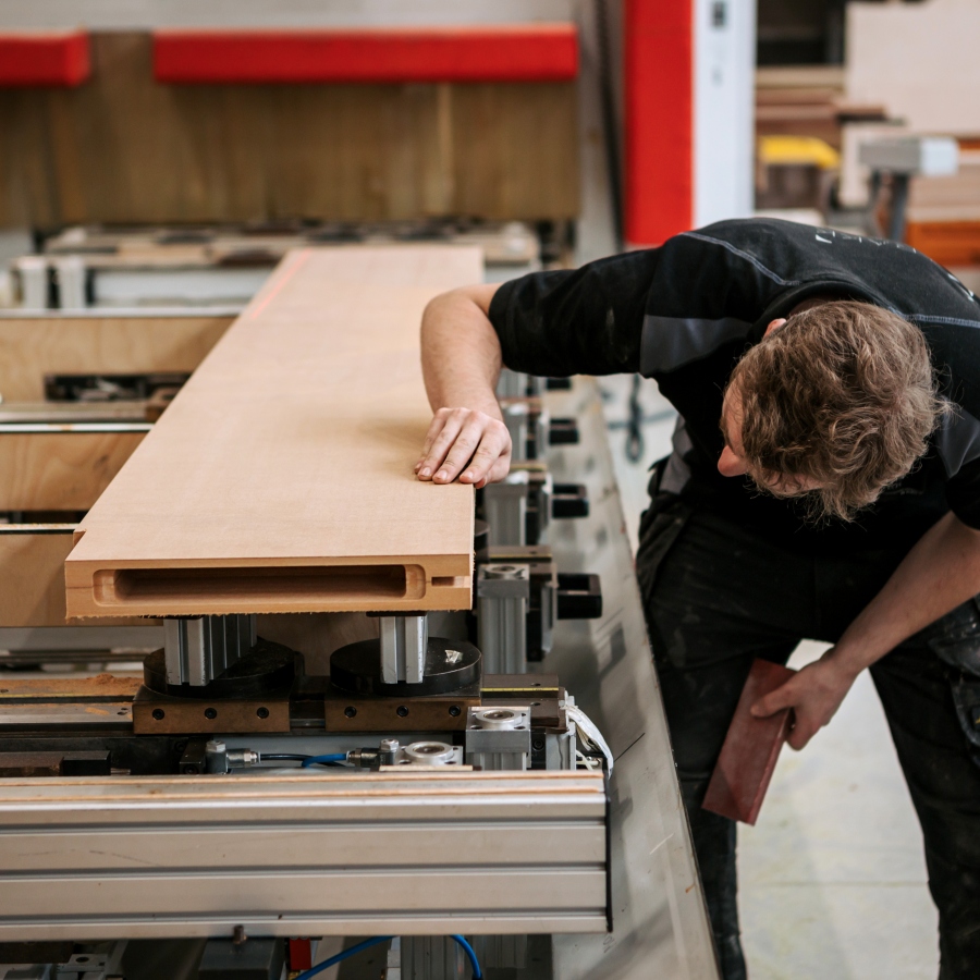 Fijn timmerman interieurbouw aan het werk