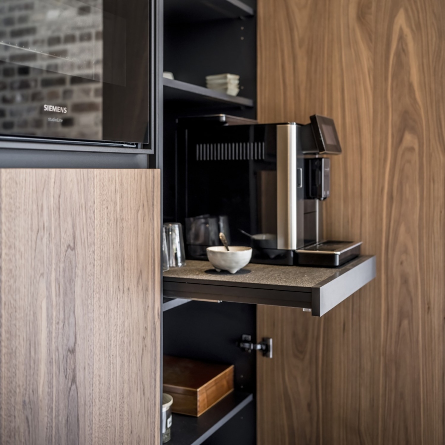 Maatwerk kast met uitschuifbare plank voor koffiezetapparaat, houten kast, koffiehoek, maatwerk interieur, luxe interieur, strakk interieurbouw, maatwerk keuken, Historic Harmony
