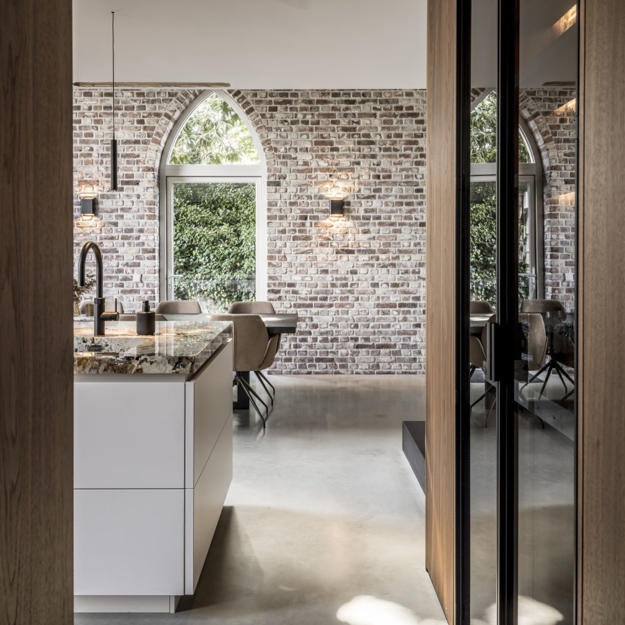 Moderne keuken, strakk interieurbouw, houten kastenwand, kookeiland, luxe keuken, exclusieve keuken