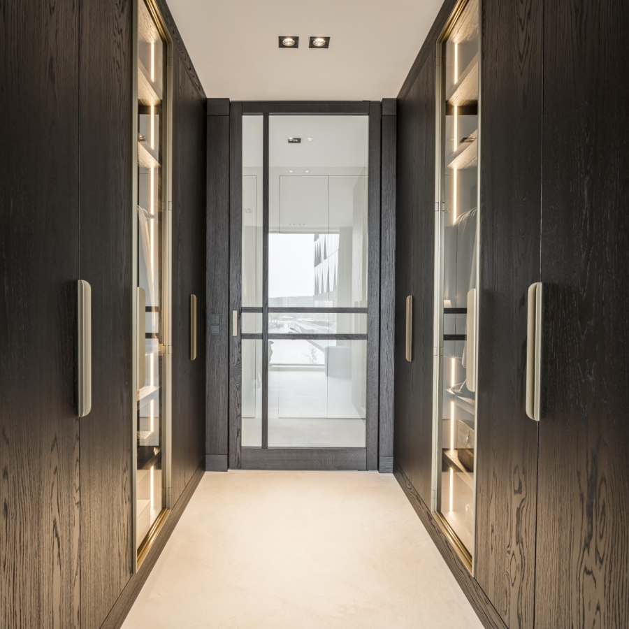 Inloopkast, walk in closet, taatsdeur met robbie greep, strakk interieurbouw