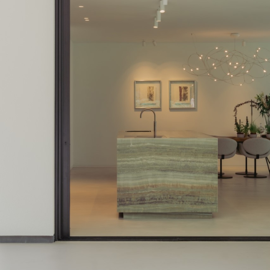 Keramisch kookeiland, luxe keuken, minimalistische keuken, warm interieur, strakk interieurbouw
