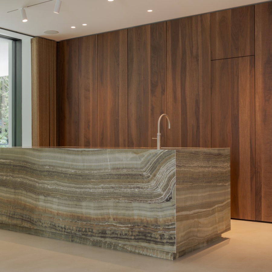 Strakk interieurbouw, minimalistische keuken, modern interieur, houten kastenwand, luxe keuken