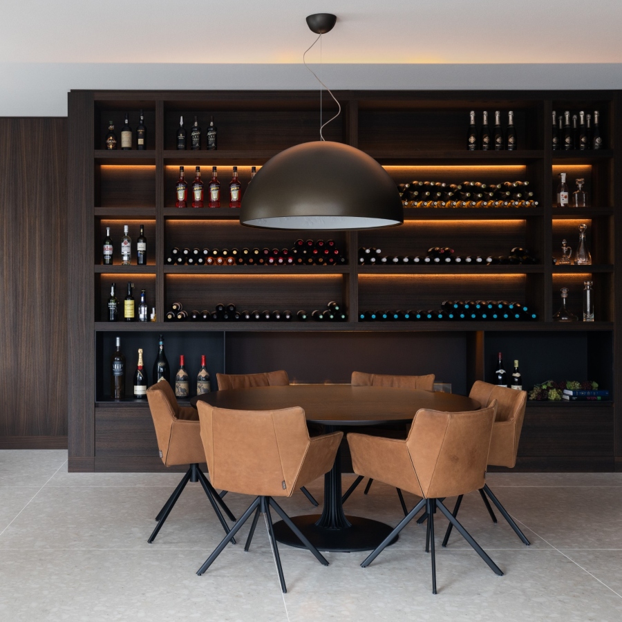 luxe keuken, exclusieve keuken, showkast, drankkast, maatwerk keuken, keuken op maat, eettafel, strakk interieurbouw, houten keuken