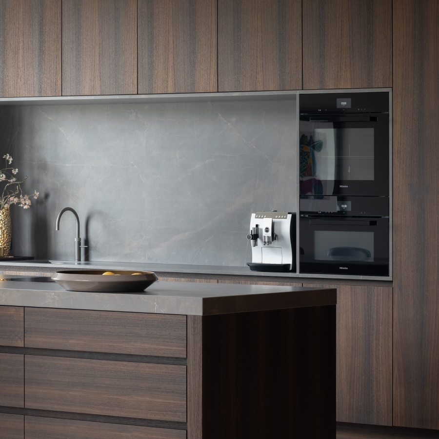 Luxe keuken, exclusieve keuken, houten keuken, eucalyptushouten keuken, spoelnis, kookeiland, maatwerk keuken, keuken op maat, op maat gemaakte keuken