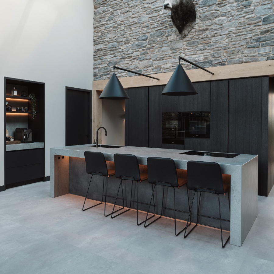 Open keuken, leefkeuken, woonkeuken, zwarte keuken, loghome, maatwerk keuken, luxe keuken, strakk interieurbouw