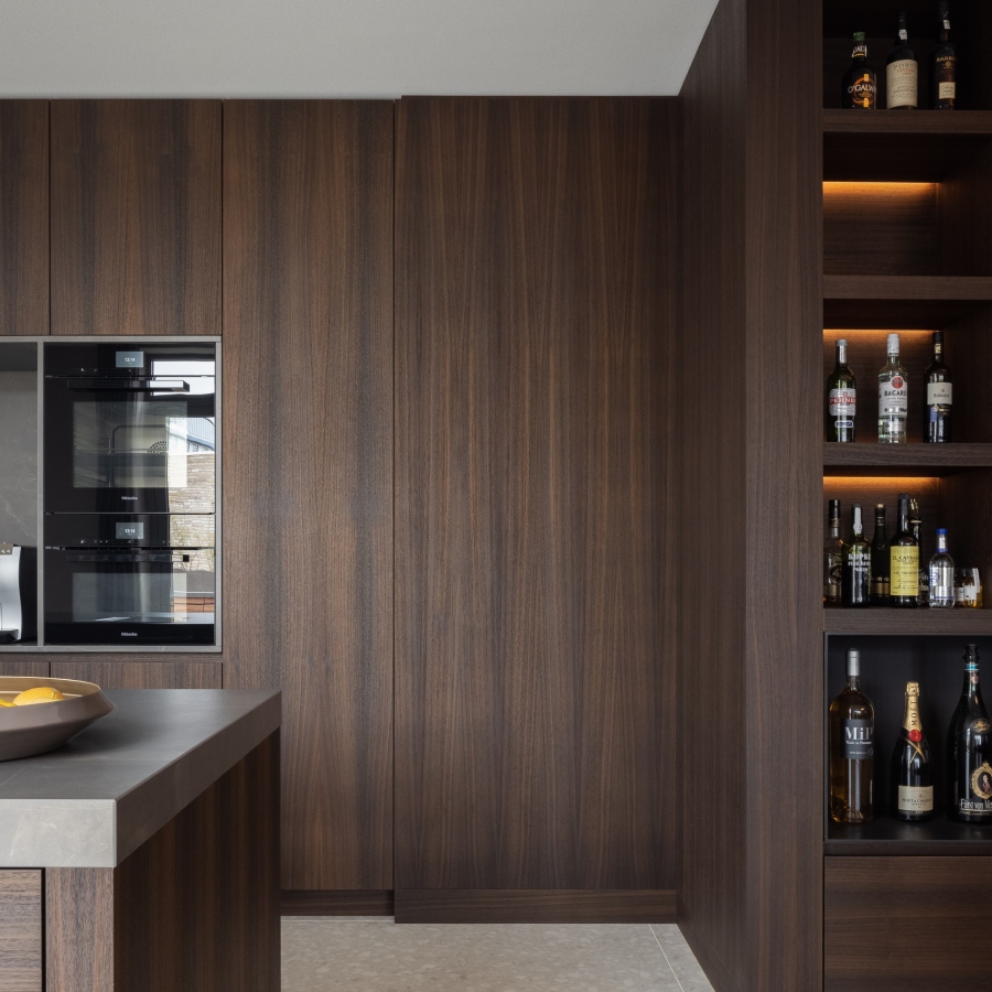 Moderne keuken, luxe keuken, houten keuken, showkast, drankkast, exclusieve keuken