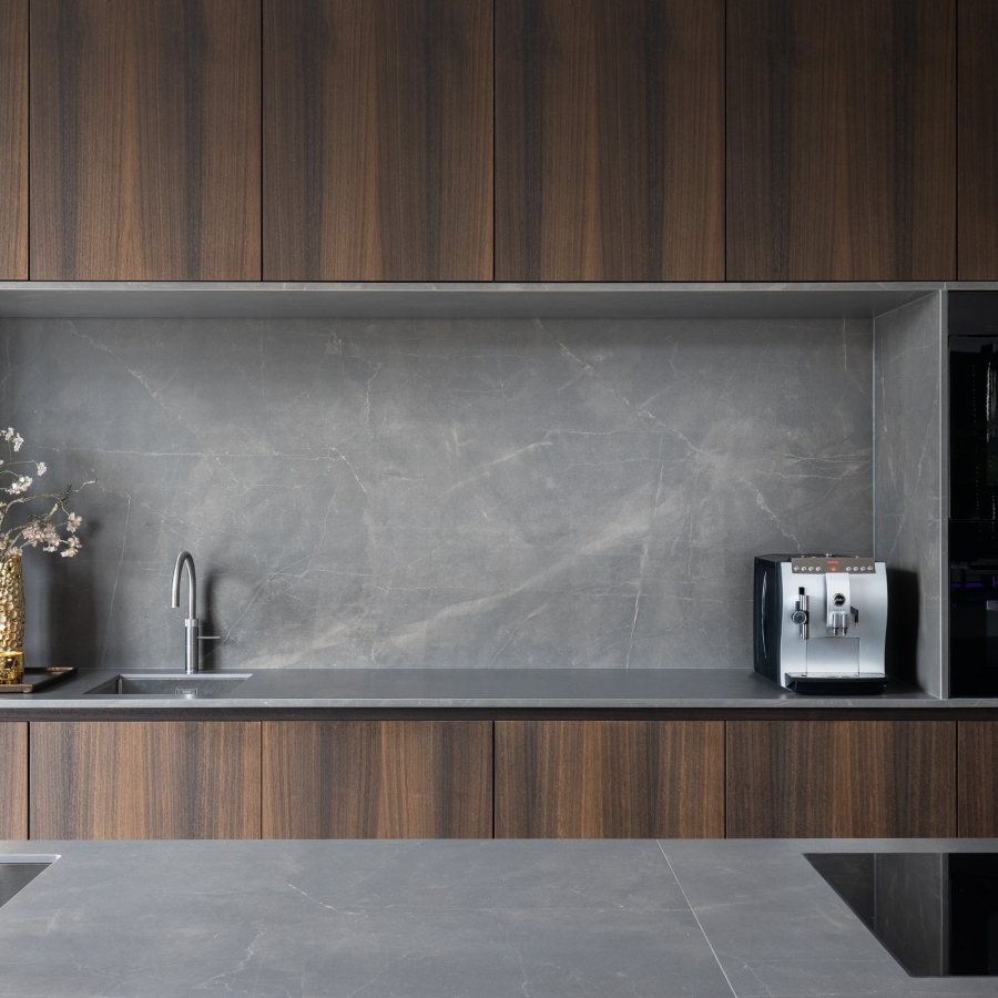 Moderne keuken, maatwerk keuken, keuken op maat, houten keuken, strakk interieurbouw, luxe keuken, exclusieve keuken, spoelnis, keuken inspiratie