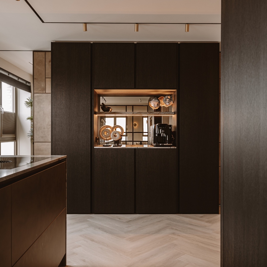 Koffienis in keukenwand warm interieur