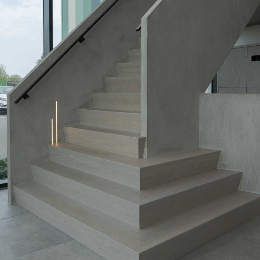 Unieke trap, maatwerk trap, houtz, strakk interieurbouw, houten trap, luxe trap, betonlook
