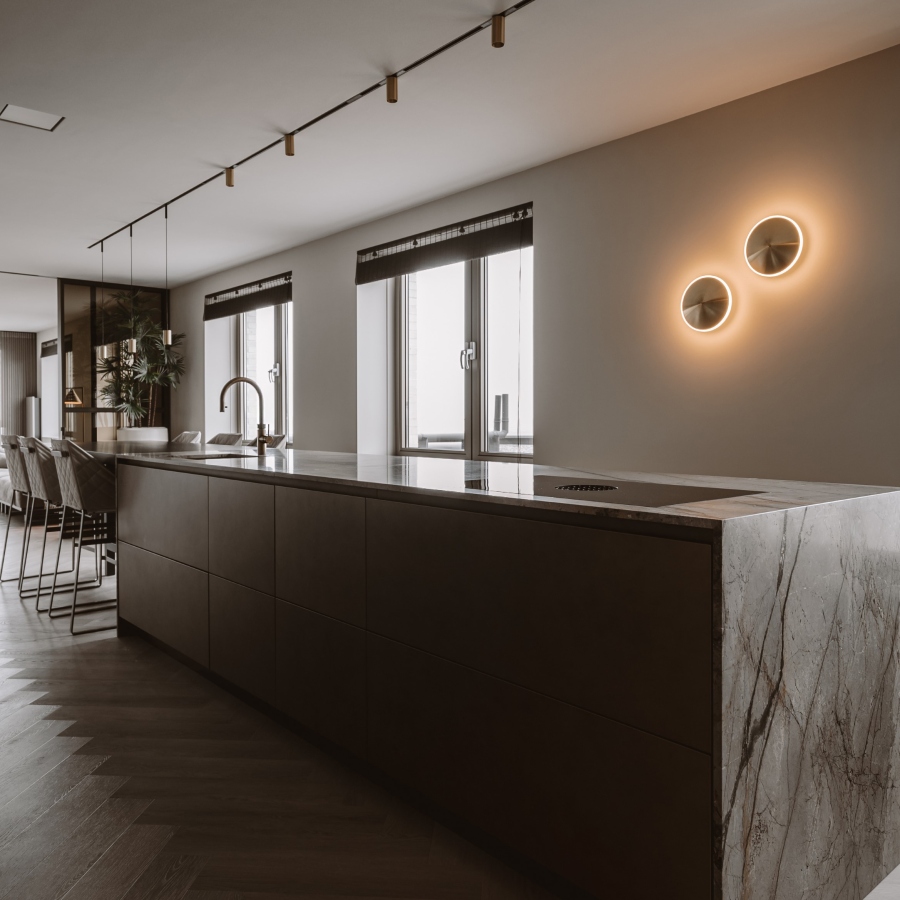 Marmeren keukenblad in luxe maatwerk keuken door Strakk