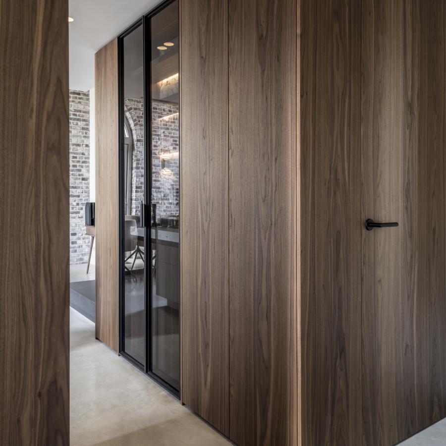 Xinnix deur verwerkt in de wand, houten deur, stalen deuren in rookglas, kastenwand, luxe interieur, strakk interieurbouw, Historic Harmony