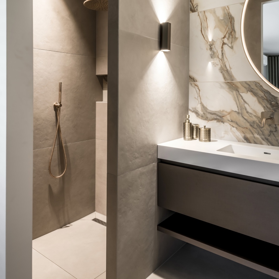 luxe badkamer met inloopdouche, strakk interieurbouw